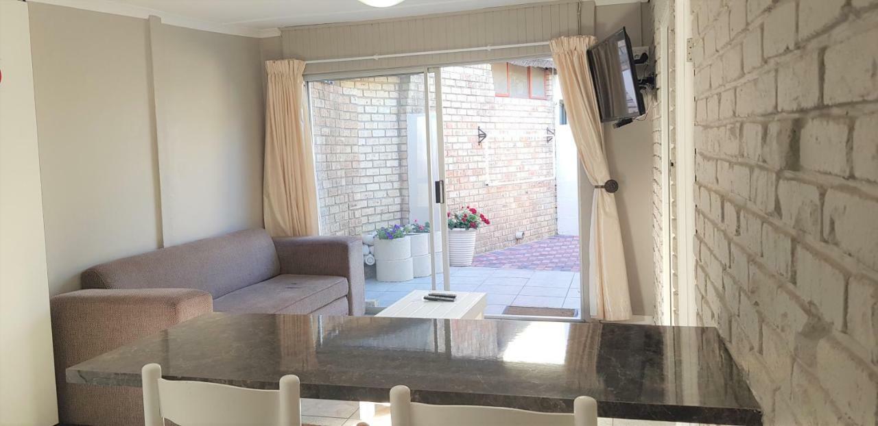Kelzane Self-Catering Hotel Gonubie Ngoại thất bức ảnh